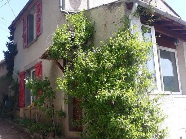 Maison avec parking à louer à Douelle