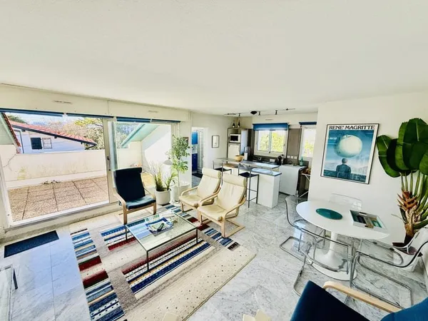 Appartement T3 avec terrasse et parking à deux pas de la pl
