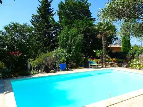 Mas à la campagne, avec dépendances et piscine, dans parc arboré de 4000m2.