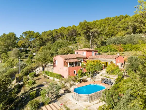 À VENDRE EN EXCLUSIVITÉ - CALLAS Maison 4 chambres avec piscine et grand terrain de 3205 m²