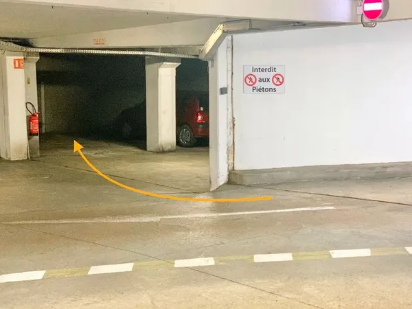 Parking souterrain sécurisé , Hyper Centre, place des Comtes du Maine 65/mois cc