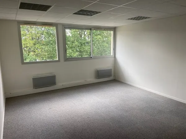 Rare, petit bureau de 26m2 situé Zone Bell (centre d'affaires)