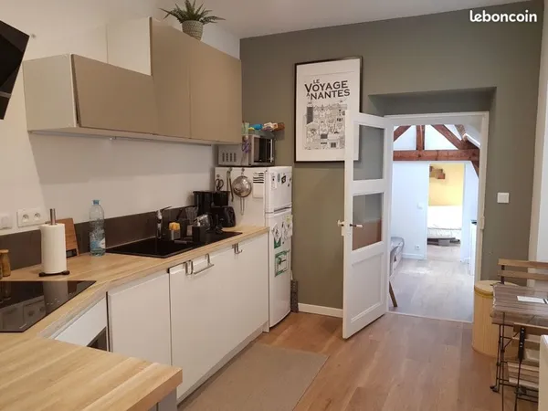 NANTES HYPER CENTRE : Charmant T2 Meublé de 36 m² - Rue Crébillon, calme sur cour Loyer : 795 Charge