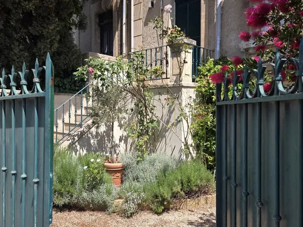 Arles centre ville, maison art déco avec jardin et piscine