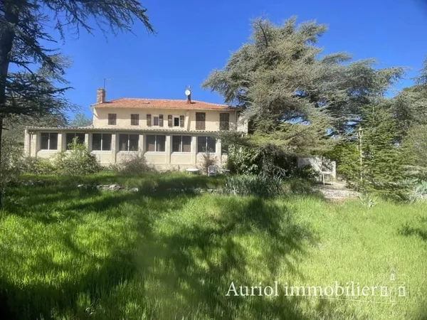 Maison 12 pièces 330 m²