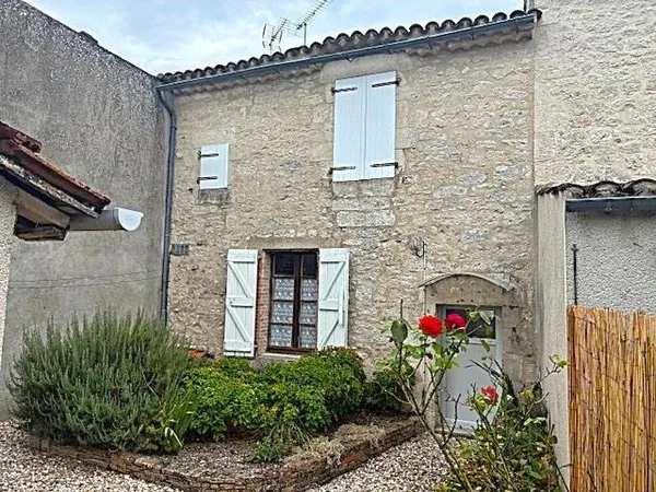 Maison de village en pierre avec jardin