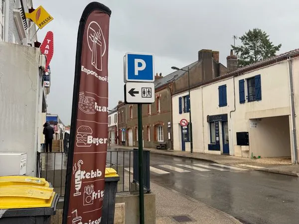 Loue local commercial Sainte Pazanne hyper centre face Tabac Mairie 20 min Nantes & Pornic 15 min Ma