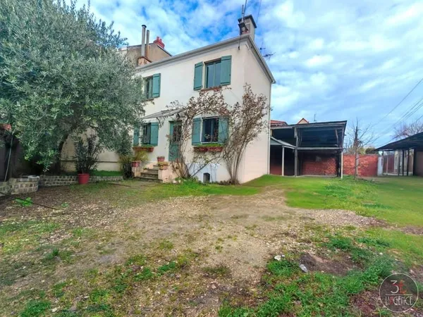 Maison avec dépendances sur vaste terrain