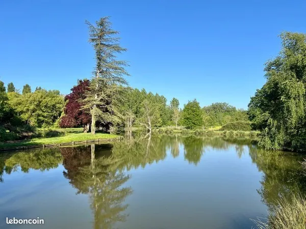 Etang sur terrain de loisirs