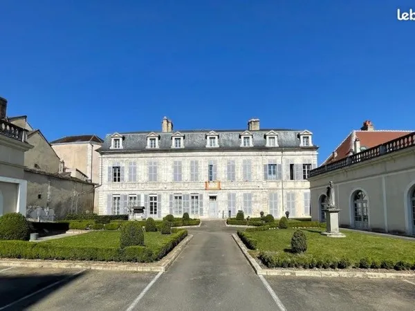 Magnifique appartement entièrement restauré avec parking & cave