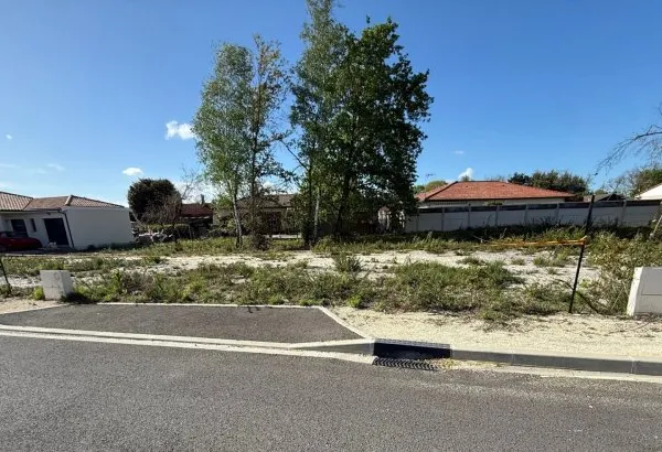 Terrain 810 m²