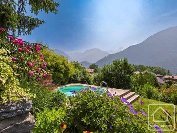 Propriété et terrain d'exception avec piscine, nichés dans les Alpes françaises à l'entrée de la val