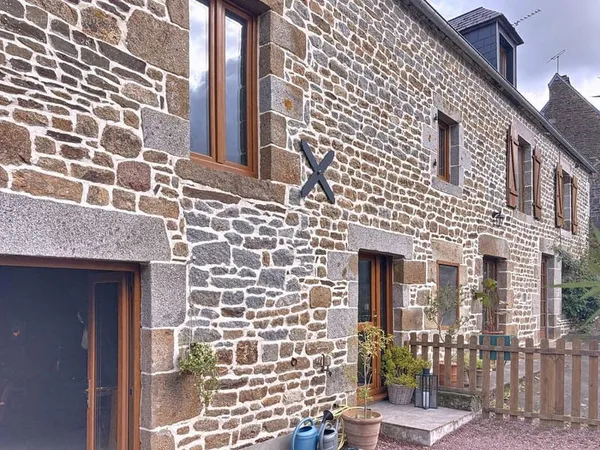 Belle maison en pierre 134 m2 en plein centre bourg au calme sur terrain 1770 m2