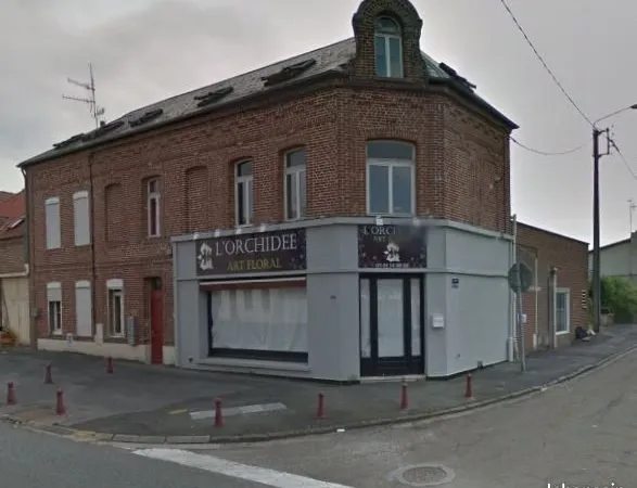 LOCAL COMMERCIAL 135 m² - EMPLACEMENT D'ANGLE - FORTE VISIBILITÉ - LIBRE DE BAIL