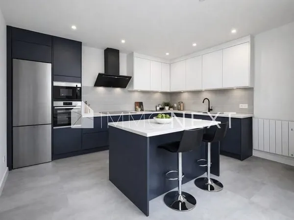 APPARTEMENT ENTIÉREMENT RENOVÉ