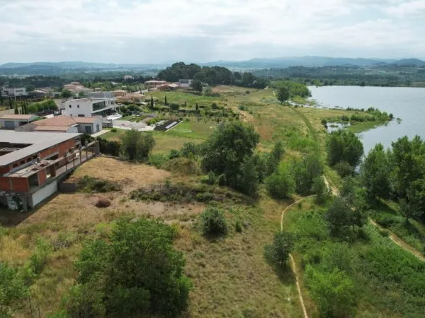 MAISON D'ARCHITECTE - VUE EXCEPTIONNELLE SUR LE LAC DE TAURE