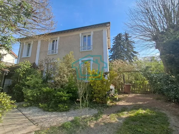 Maison de 135 m2, élevée sur 720 m2 de terrain proche La Que
