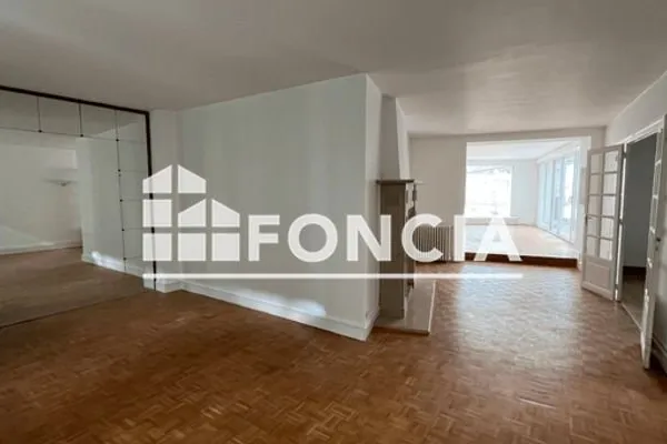 Maison Location La Rochefoucauld-en-Angoumois 4p 178m² 800€