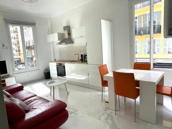 NICE/ Le PORT/ Appartement 2p en parfait état