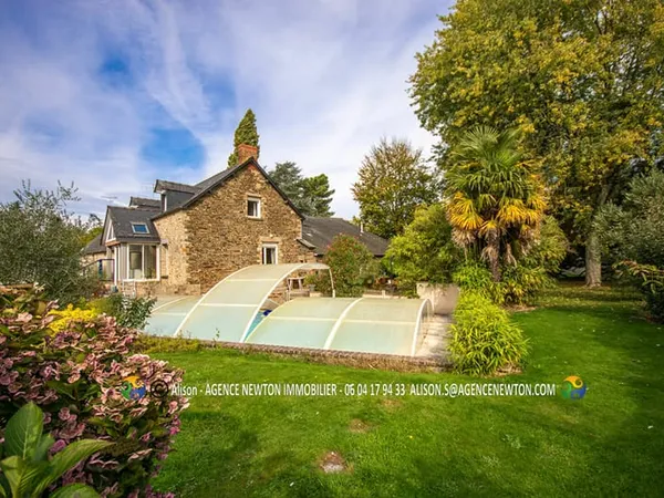 MANCHE, près de Pontorson, maison en pierres 7 pièces, 4 chambres, piscine couverte, jardin, garages