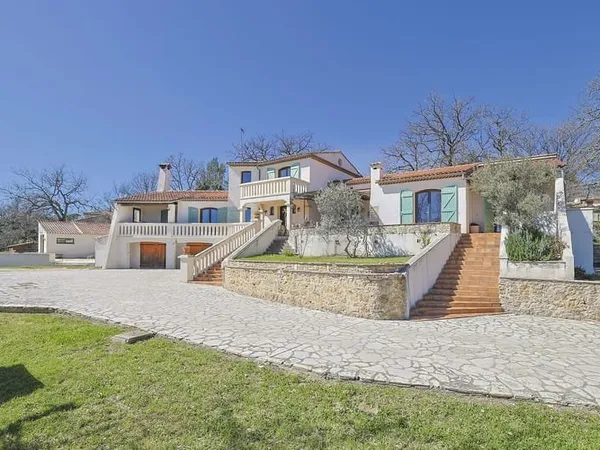 Propriété T7 de 232m2 hab avec double garage, dépendance, piscine et 2 352m2 de terrain