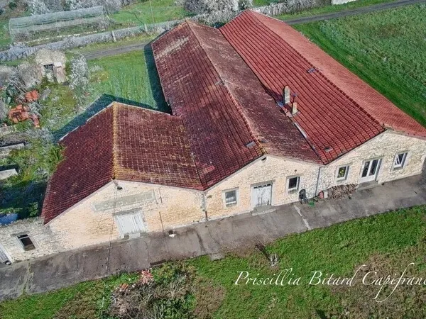 Maison de caractère offrant de beaux volumes et un potentiel rare avec grande grange attenante