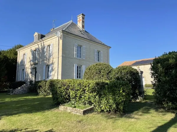 LOGIS XIXe ET DEPENDANCES DANS LE MARAIS POITEVIN