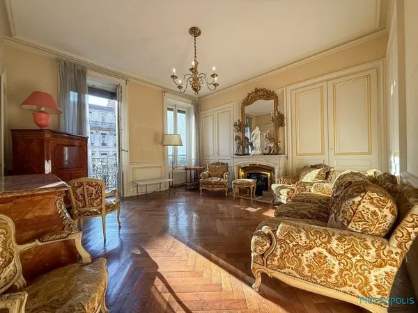 Dans bel ancien, appartement à rénover