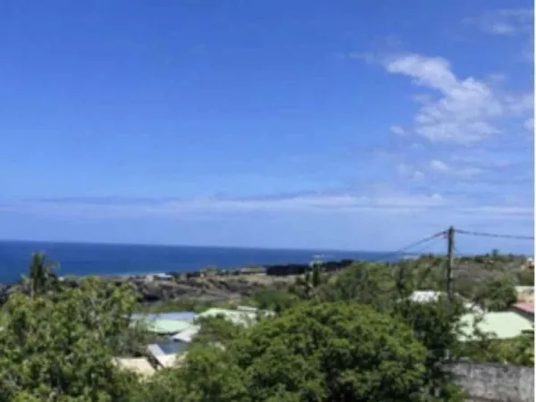 Superbe terrain constructible de 303m2 viabilisé ,belle vue mer -Littoral Sud ,trois Bassins