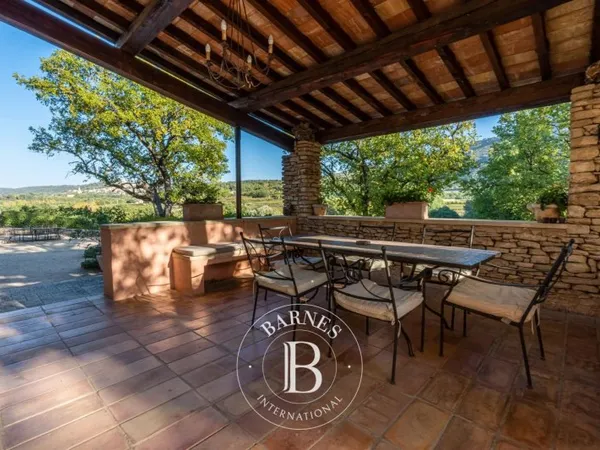 BONNIEUX - ENVIRONNEMENT EXCEPTIONNEL - 5 CHAMBRES - COURT DE TENNIS - PISCINE - PARC NATUREL