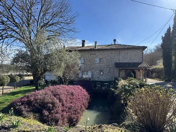 Moulin du XIème siècle avec 2.75 Ha