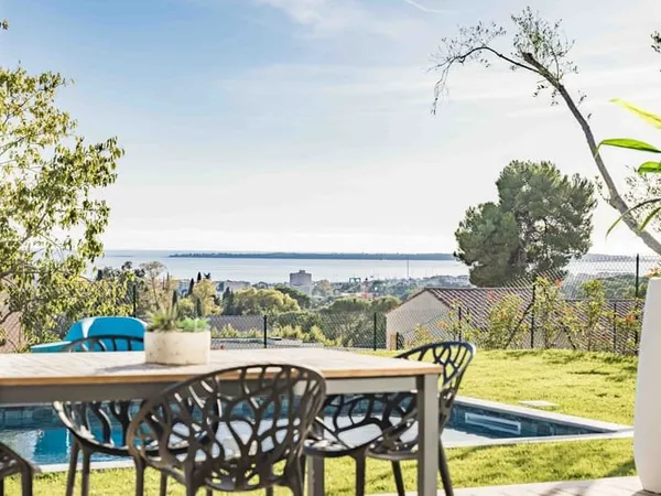ANTIBES VILLA NEUVE CONTEMPORAINE AVEC VUE MER