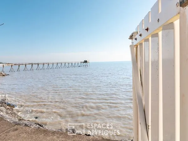 Vue et accès mer pour cette propriété familiale aux volumes généreux