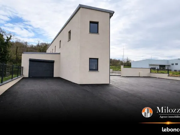 Local 130 m² SAINT QUENTIN FALLAVIER