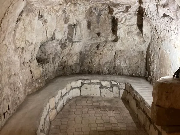 Cave dans le roc