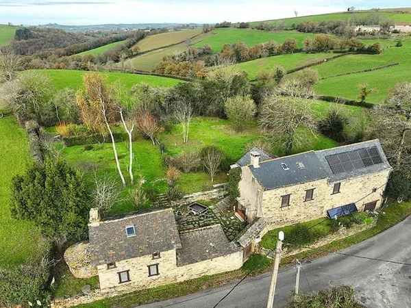 Ensemble immobilier avec gîte et potentiel second gîte - Maison T7 de 211 m² sur terrain arboré