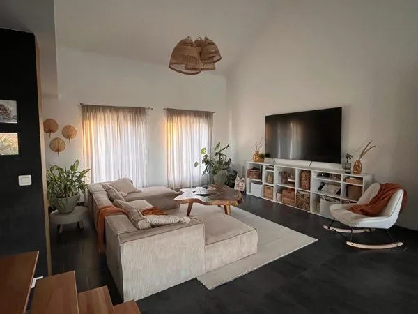 Maison familiale 130 m² - Pièce de vie 80 m² - Sous-sol aménageable - Terrain 424 m² - Chérisey