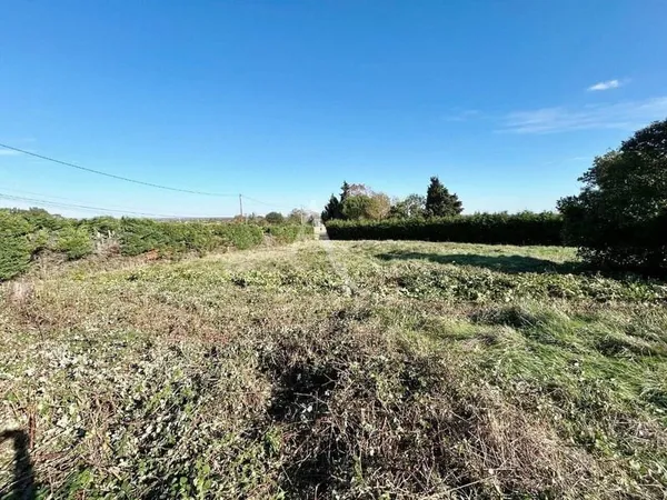 Terrain 563 m²