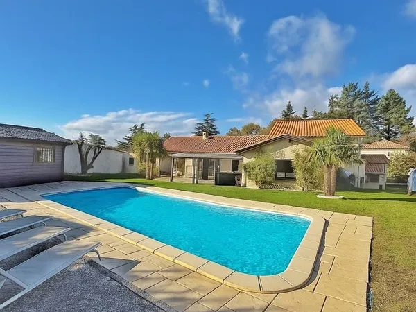 Villa T6 de 200 m² sur son terrain de 1240 m² idéalement située à Vourles