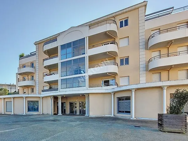 Appartement Marseille 2 pièce(s) 40.66 m2 - 1 chambre - balcon - place ext parking - Rés. Les colonn