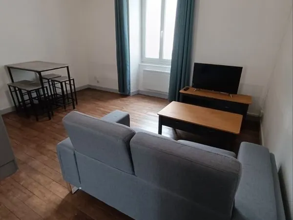 Appartement rénové F2 + place de parking