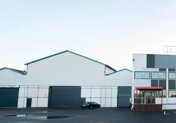 Vends hall / entrepot / atelier 1000 m²