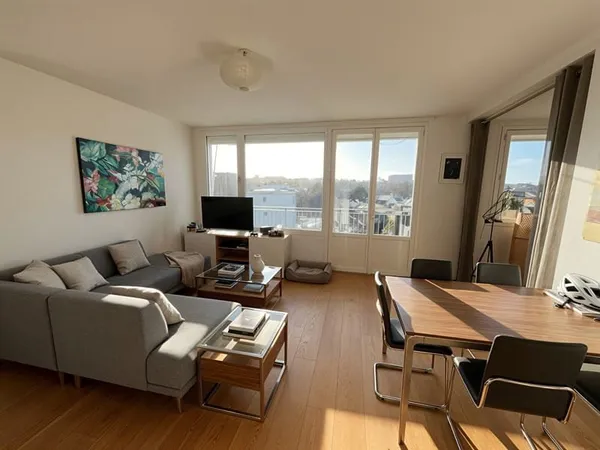 Appartement 4 pièce(s) 70 m2 Balcon et cave