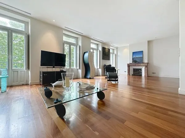 Quai de Tounis, T4 de 153 m² avec balcon.