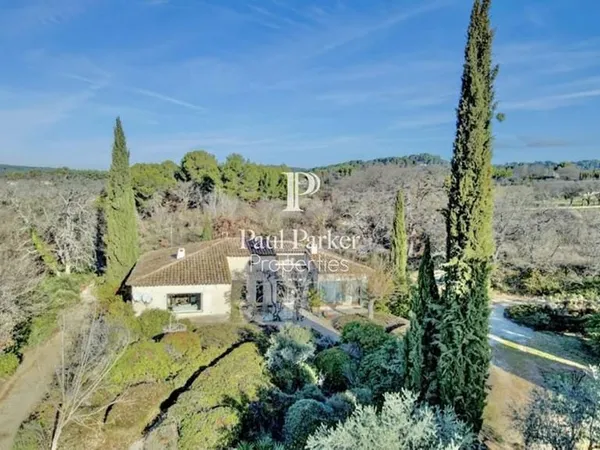 Maison 11 pièces 323 m²