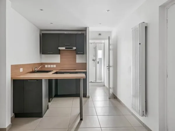Beau studio moderne avec terrasse
