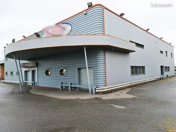 Très beau local de 1410m2 situé dans la zone activité à l'entrée de Grenade