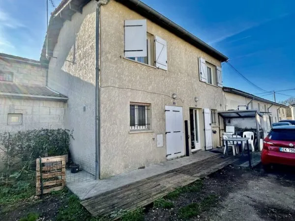 À VENDRE ENSEMBLE IMMOBILIER AVEC JARDIN ET GARAGES