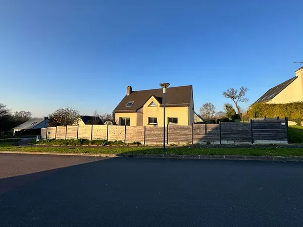 A vendre à Saint-Lô, maison 4 chambres avec vie de plain-pied dans le secteur prisé du golf