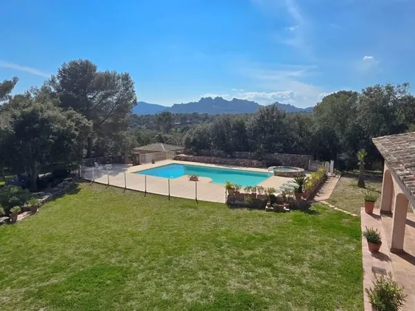 VILLA DE PLAIN PIED AVEC PISCINE SUR TERRAIN DE 10.000 M² A ROQUEBRUNE SUR ARGENS